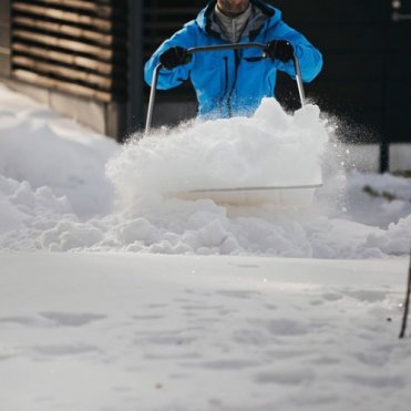 Скрепер-волокуша для прибирання снігу Fiskars White Snow(1052523)